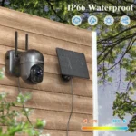 Caméra Ctronics 2K et son panneau solaire fixés sur une clôture extérieure, certifiés IP66 résistants aux intempéries