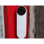 Sonnette vidéo Google Nest Doorbell installée près d'une porte d'entrée