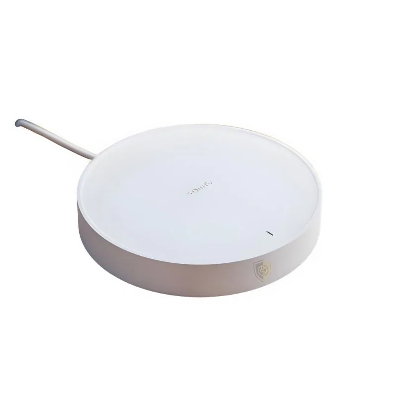 Boîtier de commande Link Essential du kit Somfy Home Alarm Essential, forme ronde et plate, avec son câble d'alimentation, sur fond blanc