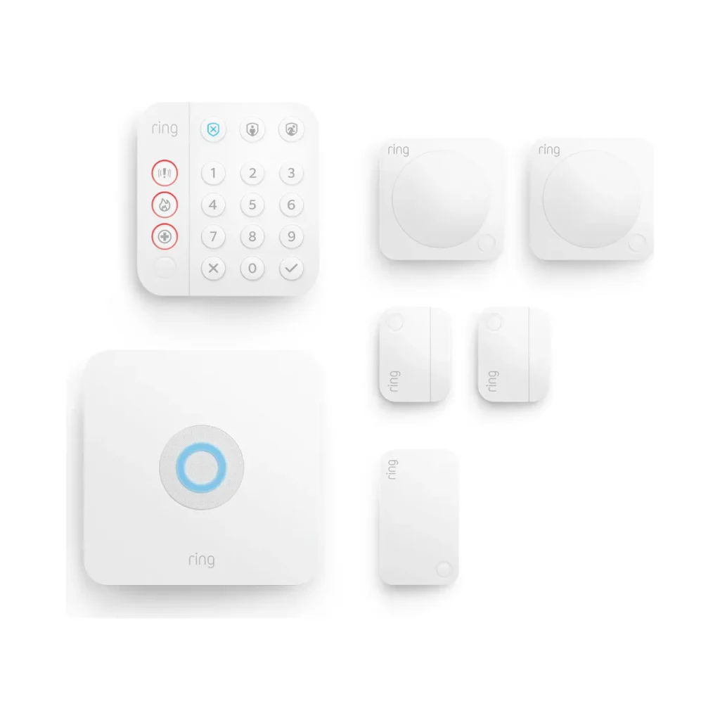 Les sept éléments blancs du kit d'alarme Ring Alarm Kit M disposés sur fond blanc